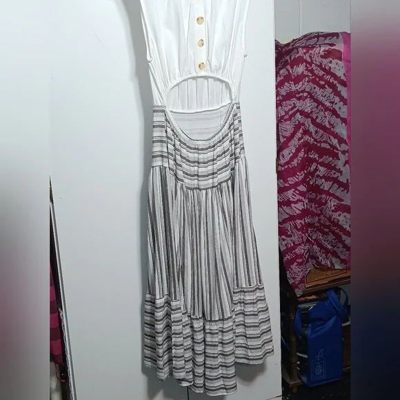 Elegant White and Brown Striped Dress - Picture 6 of 8